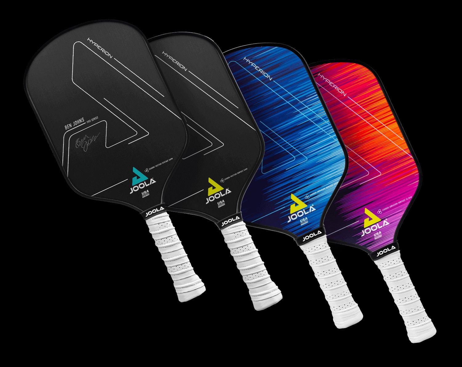 JOOLA Hyperion CFS 16 — на фоне корта, акцент на карбоновую поверхность
