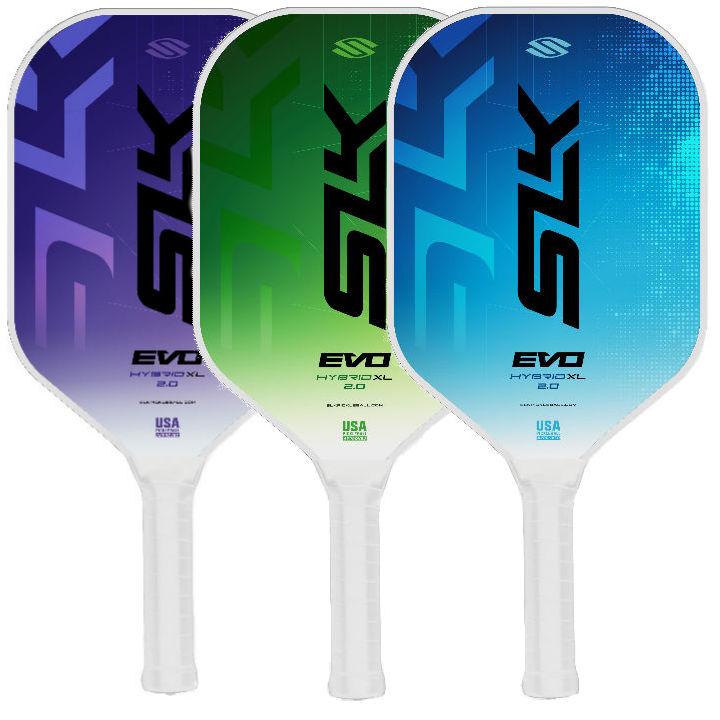 Selkirk SLK Evo Hybrid 2.0 — вид спереди, рядом с мячом для пиклбола на корте